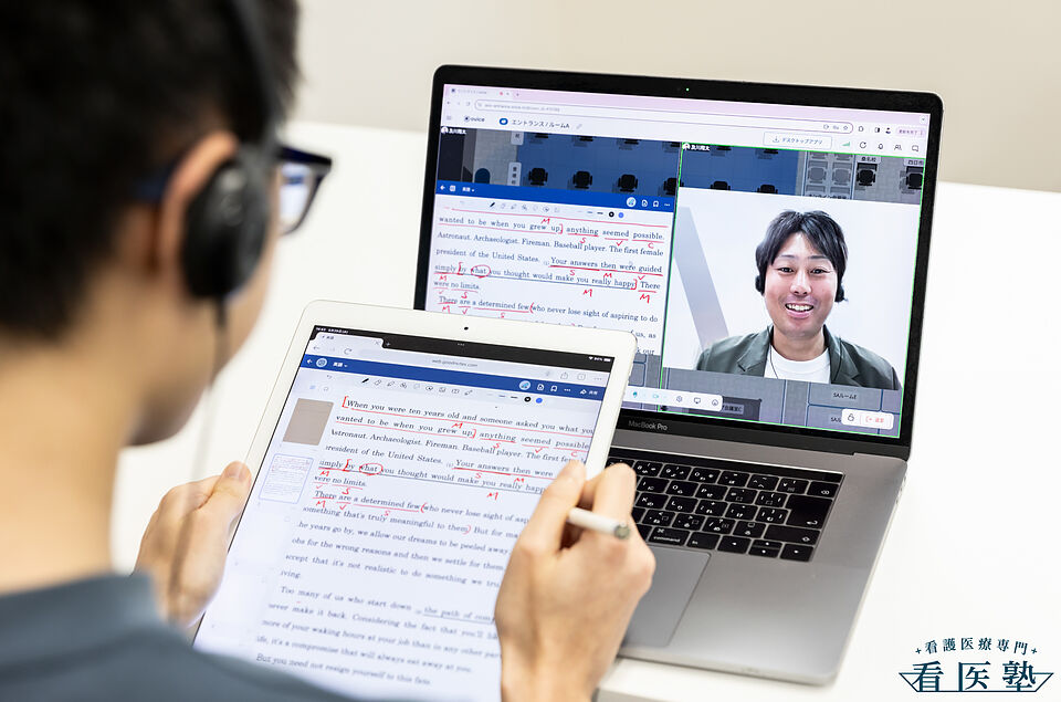 看医塾ではパソコン+タブレットのように、端末を2台使い指導をおこなう。